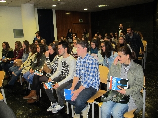 Un grupo de alumnos visita el Palacio de Justicia de Cáceres (3)